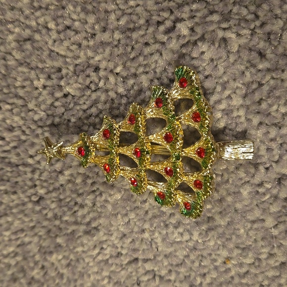 Jewelry - Christmas Tree Brooch Rhinestone Scalloped Goldtone Collectible Pin